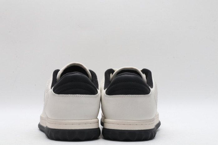 G*u*i* trainer sneaker95